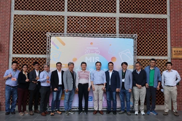 2023資管週頒獎典禮與會老師與貴賓合影圖片
