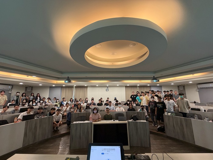 【成果分享】鄧惟升經理(華碩網通)：變動中的科技業：你需要的AI與全球視野圖片